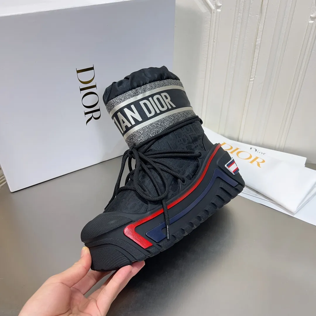 Men's shoes p600! The highest version on the market, Dior Dior's king style snow boots, ski boots, fat and cute, so cute →_→ from the DiorAlps limited series, unique. Shiny nylon Oblique print upper with criss-cross straps for an ideal fit. The technical fabric of the boot shaft, short-cut version, can be worn in the city or in the mountains. It makes the calf slimmer and taller, warm and concave. The boot shaft and sole are made of original waterproof padded lining. The embroidered fabric is original star ⭐ rubber non-slip thick sole and multi-module combination outsole. The size is 35-40. 41Customized